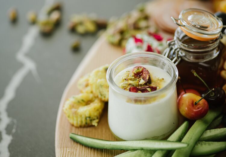 Hangop is een oud-Hollands nagerecht. Dit is een hele gezonde variant met fruit.